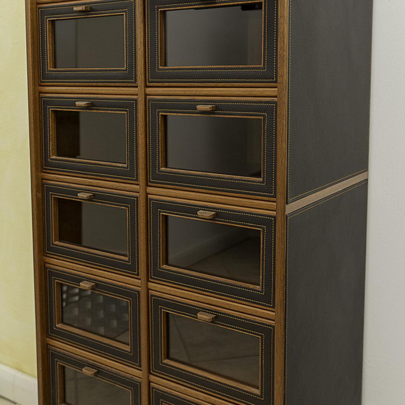 Shoe cabinet