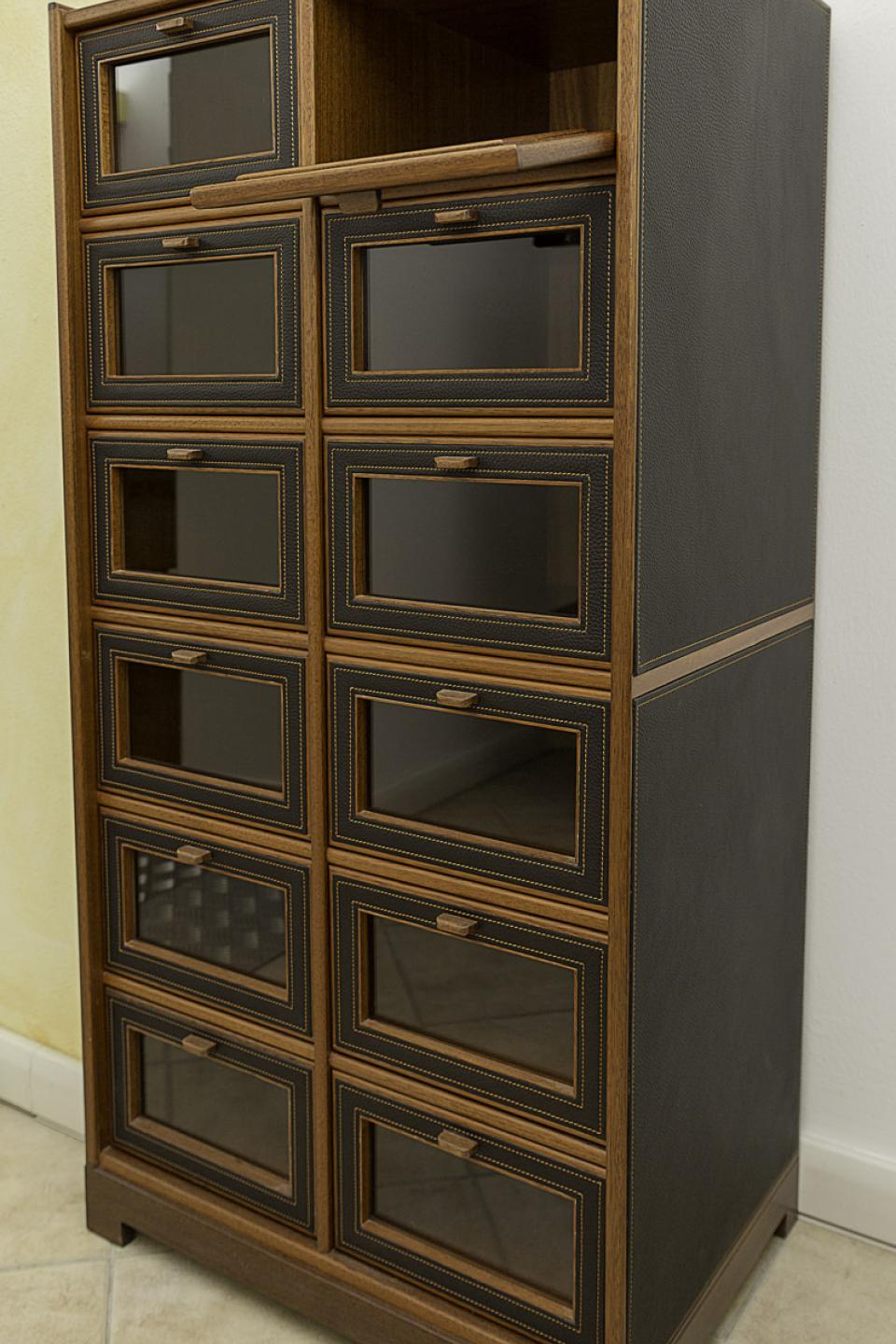 Shoe cabinet